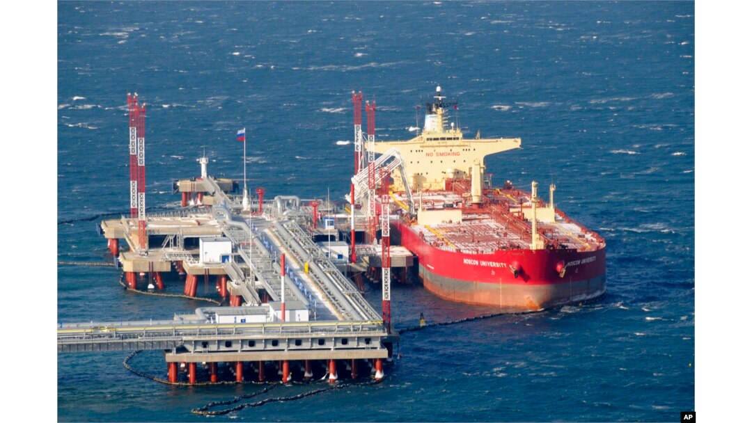 Oil tankers 'go dark' off Venezuela to evade US sanctions