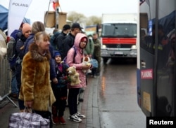 Pengungsi Ukraina yang melarikan diri dari invasi Rusia ke Ukraina menunggu di bus, menuju Przemysl, setelah melintasi perbatasan Ukraina-Polandia, di Medyka, Polandia, 1 April 2022. (Foto: Reuters)