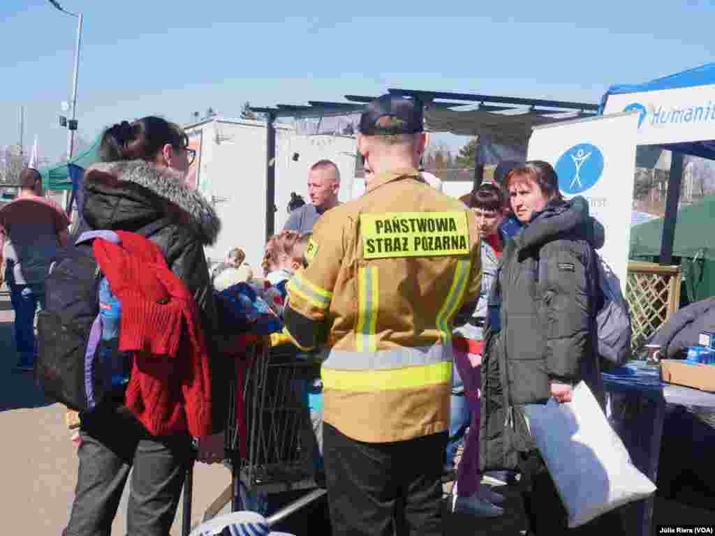 En el cruce fronterizo no sólo hay voluntarios y policías. También hay grupos de bomberos que se encargan de asistir a los refugiados.