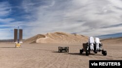 Prototipe kendaraan penjelajah, FLEX, buatan perusahaan rintisan California Astrolab, yang akan dapat dioperasikan langsung oleh astronot di bulan. Kendaraan penjelajah tersebut diuji di Taman Nasional Death Valley di Dumont Dunes, Desember 2021. (ASTROLAB/Handout via REUTERS)
