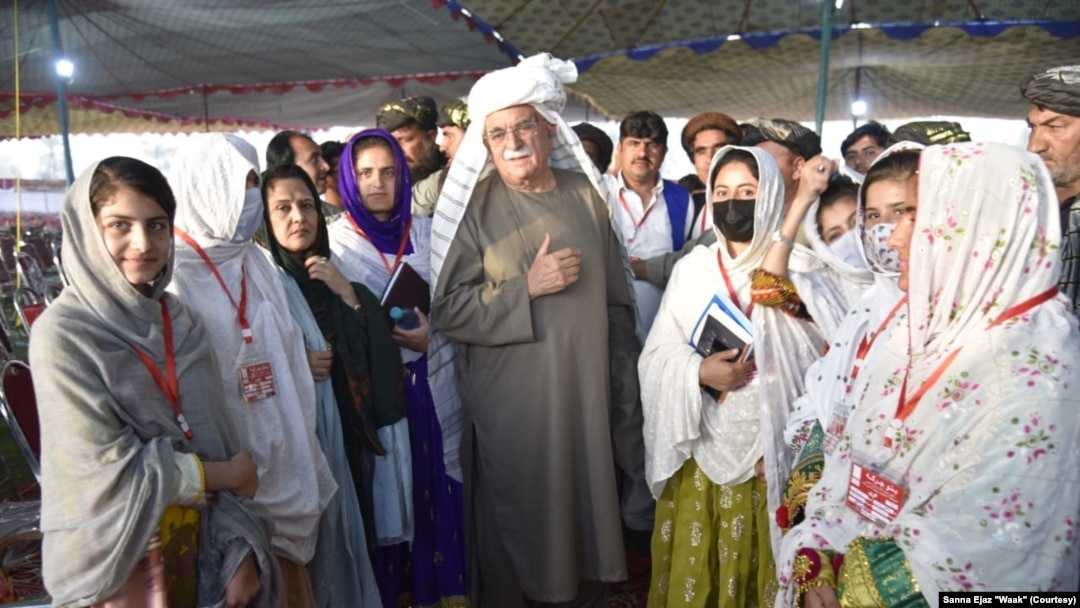 پښتنې ښځې او نجونې چې په جرګه کې یې ګډون کړی د پښتونخوا ملي عوامي ګوند له مشر محمود خان اڅکزي سره