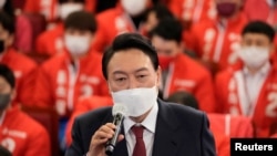 2022年3月10日，韩国主要反对党国民力量党的总统候选人尹锡悦(Yoon Seok-youl)当选后在国会接受该党成员和议员的祝贺时发表讲话（路透社）。 