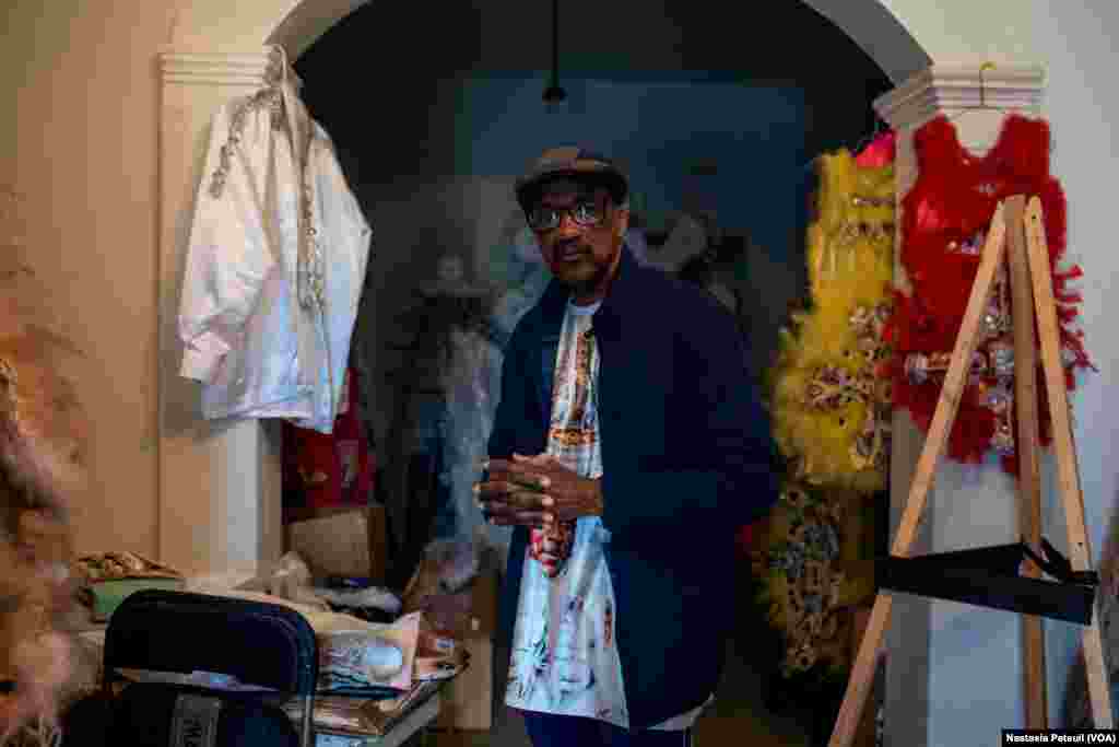 Daryl Montana, chez lui, entouré des costumes de mardi gras, à la Nouvelle Orléans, le 24 mars 2022. (VOA/Nastasia Peteuil)