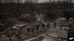 Украинские солдаты в Ирпене, пригород Киева, 12 марта 2022 г.