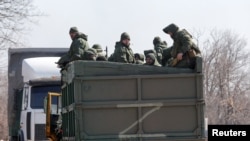亲俄军人乘卡车行使在马里乌波尔附近的一条公路上。(2022年3月21日)