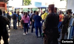 Salvadoreños llegaron desde las 4:30 de la mañana para abordar las unidades, pero debido a la falta de logística en cuanto a la conducción de las unidades hubo retraso en la salida. [Foto: Cortesía]