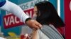 Un trabajador de la salud vacuna a una joven contra el COVID-19 con una dosis donada por Estados Unidos en Quilmes, Argentina, el 3 de agosto de 2021. 