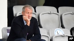 Pemiliki klub sepak bola Chelsea, Roman Abramovich, menghadiri pertandingan final Piala Eropa sepak bola perempuan antara FC Barcelona melawan Gothenburg di Swedia, pada 16 Mei 2021. (Foto: AP/Martin Meissner)