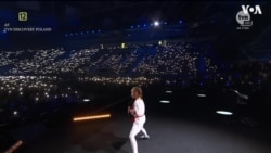 唱《冰雪奇缘》主题曲走红网络的乌克兰女孩在波兰演唱乌克兰国歌 