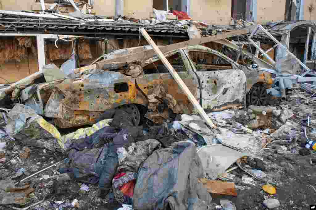 Un automóvil destruido por los bombardeos en una calle de Kharkiv, Ucrania, el martes 22 de marzo de 2022. (Foto AP/Andrew Marienko)