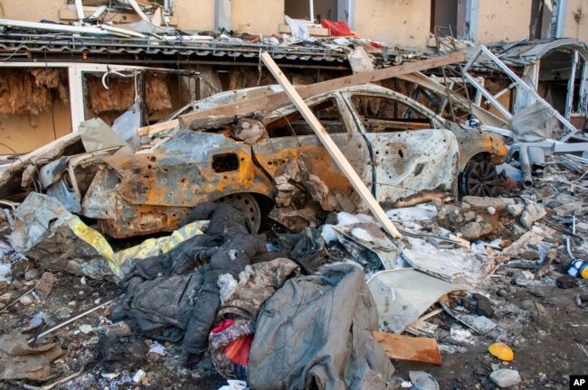 Sebuah mobil yang hancur akibat tembakan terlihat di sebuah jalan di Kharkiv, Ukraina, Selasa, 22 Maret 2022. (Foto: AP/Andrew Marienko)