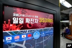 Jumlah warga terinfeksi virus corona secara nasional di stasiun kereta bawah tanah di Seoul, Korea Selatan, Selasa, 22 Maret 2022. (AP/Ahn Young-joon)