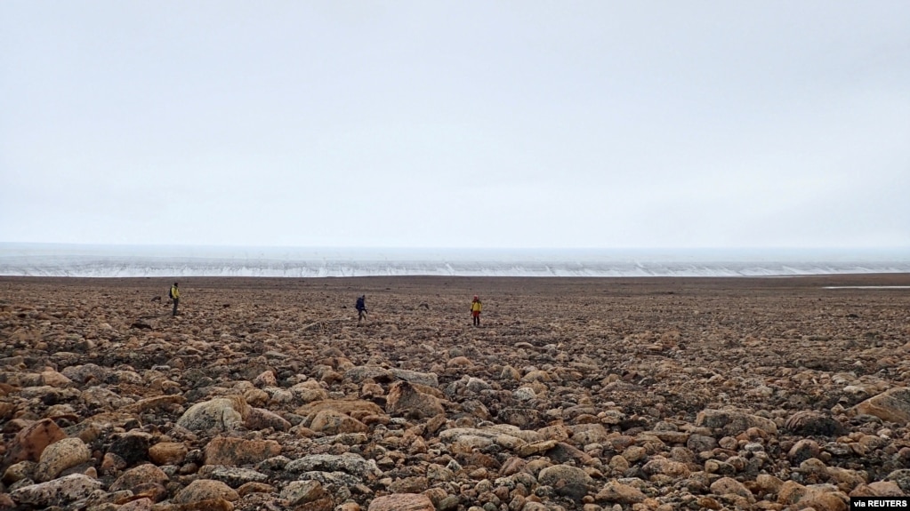 Scientists perform research field work at the edge of the Greenland Ice Sheet while studying the age of the 31-km-wide Hiawatha impact crater, buried under ice six-tenths of a mile (1 km) thick in 2019. (Shfaqat Abbas Khan/Handout via REUTERS)