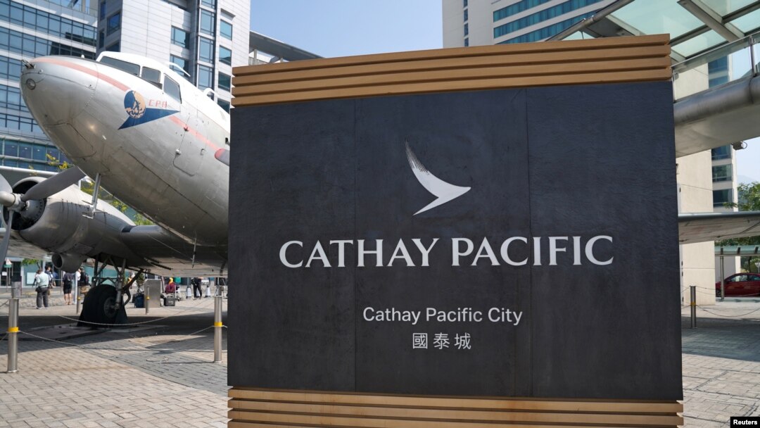 Tanda Maskapai Penerbangan Cathay Pacific di kantor pusatnya di Hong Kong, 21 Oktober 2020. (REUTERS/Lam Yik)