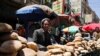 Para pedagang roti di Sanaa, Yaman, tampak menunggu pembeli pada 1 April 2022. Krisis Ukraina telah menyebabkan sejumlah harga komoditas melonjak di Yaman. (Foto: Reuters/Khaled Abdullah)