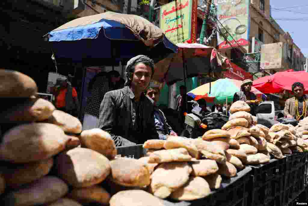 Penjual roti menunggu pelanggan di jalan saat warga Yaman bersiap menyambut bulan Ramadhan di tengah berkecamuknya perang di Ukraina dan melonjaknya harga pangan khususnya roti, di Sanaa, Yaman, 1 April 2022. (Foto: REUTERS/Khaled Abdullah)