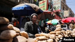 Para pedagang roti di Sanaa, Yaman, tampak menunggu pembeli pada 1 April 2022. Krisis Ukraina telah menyebabkan sejumlah harga komoditas melonjak di Yaman. (Foto: Reuters/Khaled Abdullah)