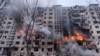乌克兰国家紧急事务署2022年3月14日公布的照片显示基辅的奥波隆区一处公寓楼遭到炮击后起火。