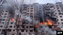 烏克蘭國家緊急事務署2022年3月14日公佈的照片顯示基輔的奧波隆區一處公寓樓遭到砲擊後起火。