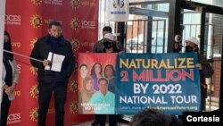 Ramón Argandona (izq.), ciudadano estadounidense naturalizado, habla durante un evento realizado por la Asociación Nacional para Nuevos Estadounidenses, en Wisconsin. [Foto: Cortesía de la Asociación Nacional para Nuevos Estadounidenses]