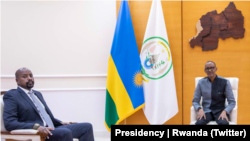 Jenerali Muhoozi Kainerugaba (kushoto) akiwa na rais wa Rwanda Paul Kagame katika mikutano yao ambayo imekuwa ikifanyika kila mara mwaka huu, mjini Kigali, Rwanda