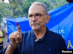 Calon presiden Timor Leste Jose Ramos Horta menunjukkan jarinya yang bertinta setelah memberikan suaranya dalam pemilihan presiden Timor Leste di Dili, Timor Leste, 19 Maret 2022. (Foto: REUTERS/Lirio da Fonseca)