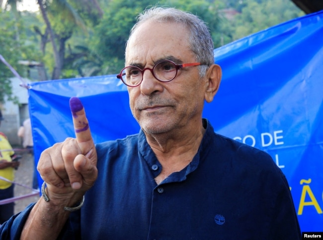 Calon presiden Timor Leste Jose Ramos Horta menunjukkan jarinya yang bertinta setelah memberikan suaranya dalam pemilihan presiden Timor Leste di Dili, Timor Leste, 19 Maret 2022. (Foto: REUTERS/Lirio da Fonseca)