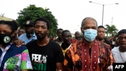 Made Kuti (à g.) et son père Femi lors d'une manifestation contre les violences policières à Lagos.