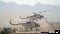 Helicópteros de la ONU participan en una sesión de entrenamiento en una base en la provincia central china de Henan, el 15 de septiembre de 2021.