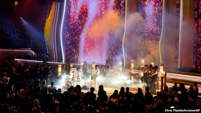 Anderson Paak và Bruno Mars biểu diễn một bài hát trong Lễ trao giải Grammy lần thứ 64 hôm 3/4/2022 ở Las Vegas. (AP Photo/Chris Pizzello)