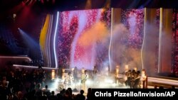 Anderson .Paak, left, and Bruno Mars of Silk Sonic perform "777" at the 64th Annual Grammy Awards on Sunday, April 3, 2022, in Las Vegas. (AP Photo/Chris Pizzello)