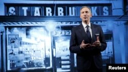 Pemimpin dan CEO Starbucks Howard Schultz memberikan sambutan pada Hari Investor Starbucks 2016 di Manhattan, New York, AS, 7 Desember 2016. (REUTERS/Andrew Kelly)