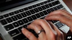 Una persona escribe en el teclado de una computadora portátil en North Andover, Massachusetts, el 19 de junio de 2017.