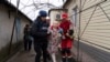 El fotógrafo de Associated Press Evgeniy Maloletka ayuda a un paramédico a trasladar a una mujer herida durante un bombardeo en Mariúpol, este de Ucrania, el 2 de marzo de 2022.
