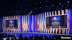 Presiden Ukraina Volodymyr Zelenskyy menyampaikan pidato tentang invasi Rusia di Ukraina dalam ajang penghargaan musik Grammy ke-64 yang digelar di Las Vegas, Nevada, pada 3 April 2022. (Foto: Reuters/Mario Anzuoni)