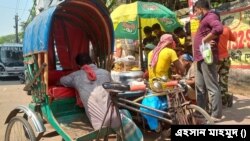 শুক্রাবাদ বাস স্ট্যান্ডের কাছেই ফুটপাতে ব্যবসা করেন জোলেখা বেগম। চপ, সিঙ্গারা, পিয়াজু, নুডুলস, ছোলা ইত্যাদি বিক্রি করেন।