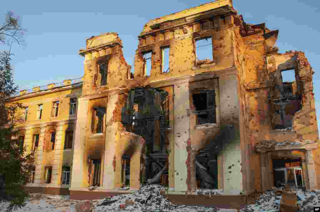 Un edificio dañado por los bombardeos en Kharkiv, Ucrania, el viernes 11 de marzo de 2022. (Foto AP/Andrew Marienko)