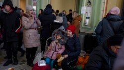 2022年3月11日，乌克兰难民在波兰东南部的一个l火车站等待。