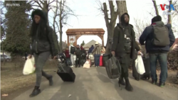 African Student Fleeing Ukraine Describes Difficulties Crossing Border to Safety thumnail