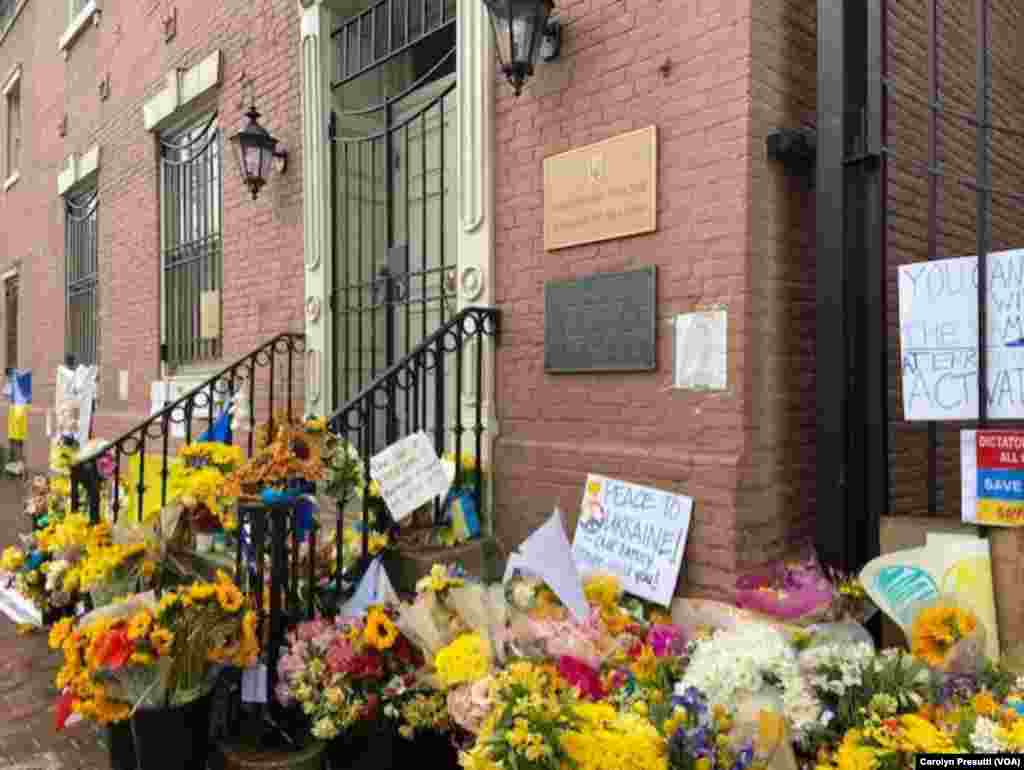 Flowers and notes of support were left outside the Ukraine Embassy in Washington, D.C, as Russia&#39;s invasion of Ukraine enters its third week, March 9, 2022. (Carolyn Presutti/VOA)