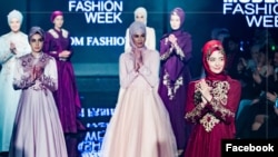 Tren terbaru busana muslimah dipergakan oleh para model di panggung "The London Muslim Shopping Festival" baru-baru ini. (Facebook/muslimshoppingfest)