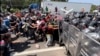 Migrantes rompen un retén de la Guardia Nacional que intenta impedirles salir de Tapachula, México, el 1 de abril de 2022.