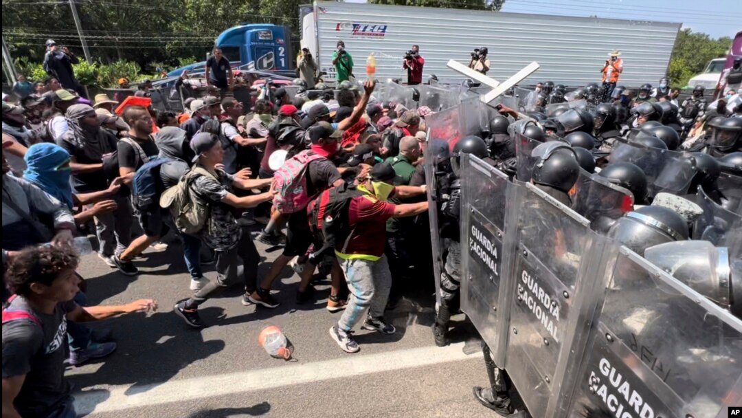 Migrantes rompen un retén de la Guardia Nacional que intenta impedirles salir de Tapachula, México, el 1 de abril de 2022.