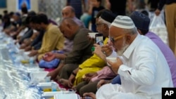 Los musulmanes se reúnen para una comida pública gratuita de Iftar durante el primer día del Ramadán en la mezquita Sheikh Abdul qader Gilani en Bagdad, Irak, el 2 de abril de 2022.