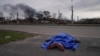 Telo poginulog leži pokriveno na ulici u Marijupolju