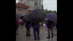 中国东航坠毁客机乘客家属前往出事地点 