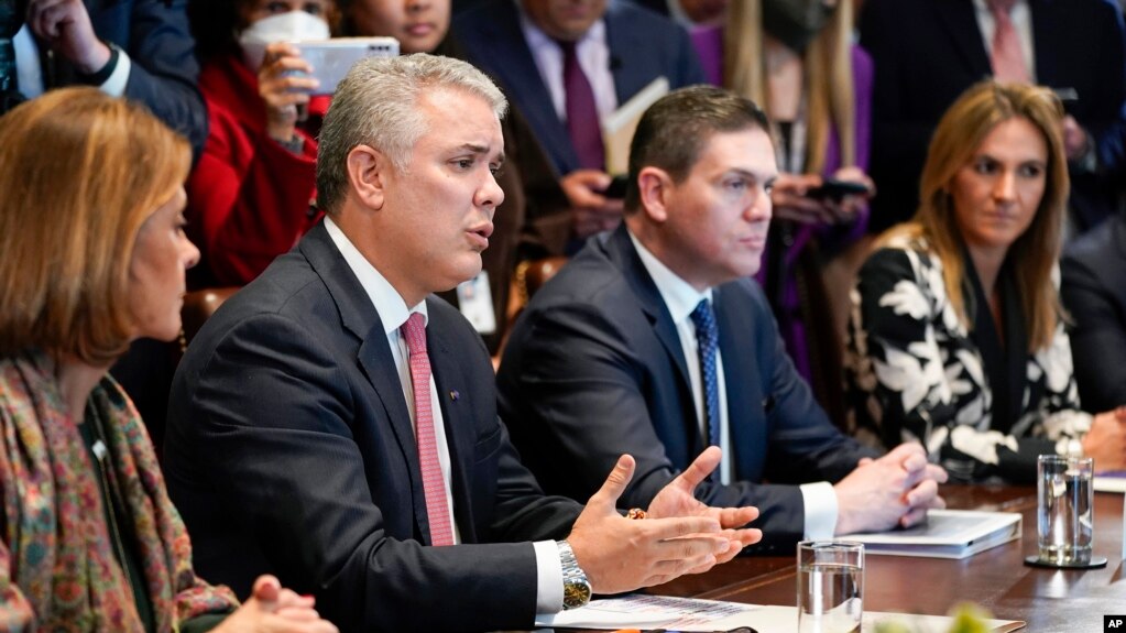 2022年3月10日，哥伦比亚总统杜克在白宫与美国总统拜登会晤时发言。（美联社）(photo:VOA)