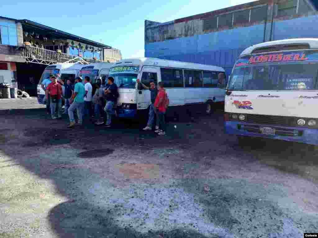 Personal de las Fuerzas Armadas y del Ministerio de Obras Públicas condujeron los autobuses durante las primeras horas. 