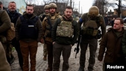 烏克蘭總統澤連斯基（中）來到俄軍剛剛撤走的基輔地區城鎮布查。（2022年4月4日）