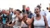 Para warga Jamaika memprotes kedatangan Pangeran William dan sang istri Kate di ibu kota Jamaika, Kingston, pada 22 Maret 2022. Mereka menuntut Kerajaan Inggris meminta maaf atas perannya dalam perdagangan budak. (Foto: AFP/Ricardo Makyn) 